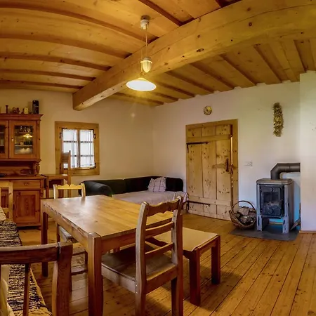 Semesterbostad Drevenica Traditional Old Centre